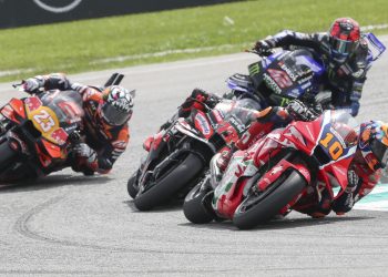 Malaysian MotoGP tyre gamble backfires for 2 favourites Malaysian MotoGP tyre gamble backfires for 2 favourites